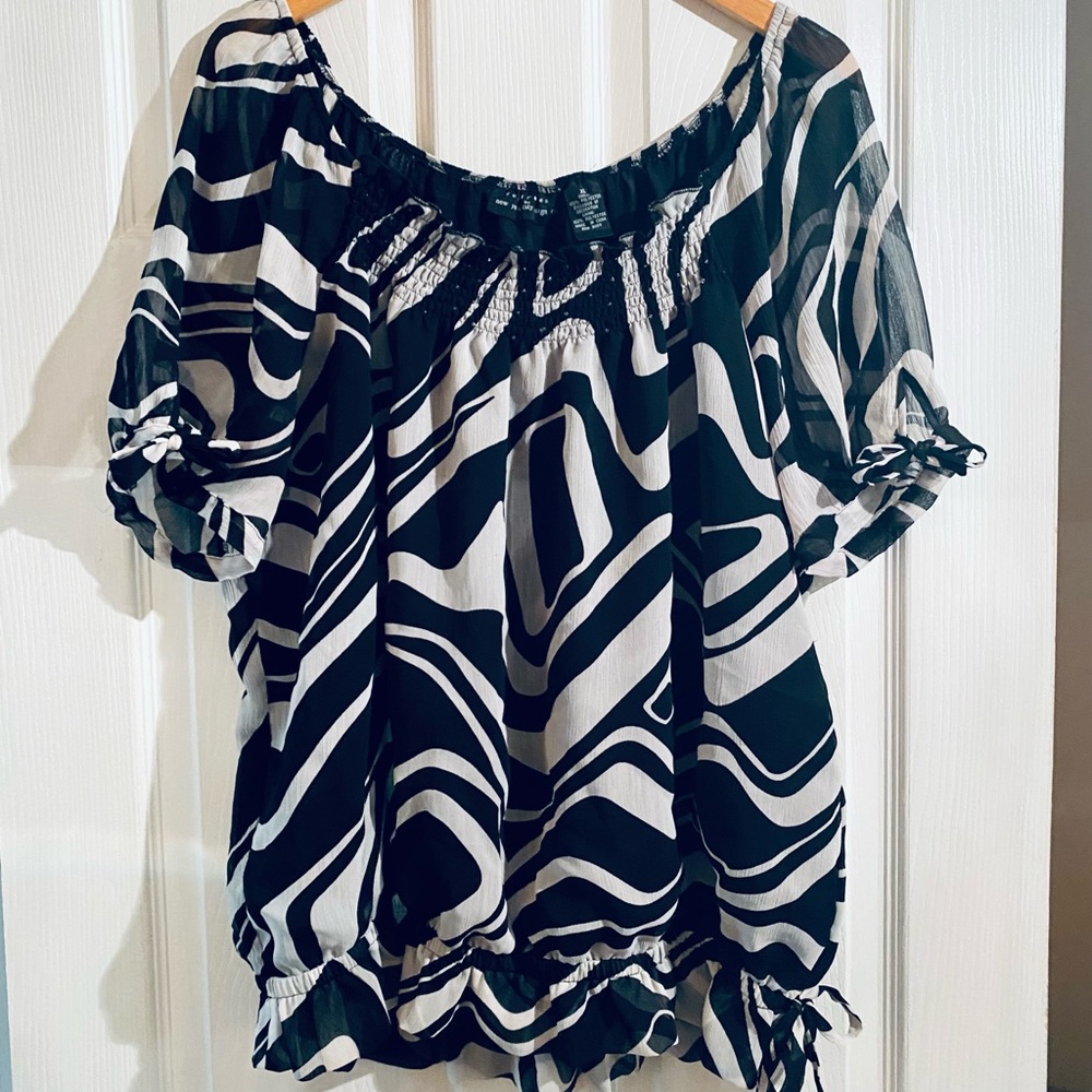 Pretty Blk&Wht top - go from work to evening!